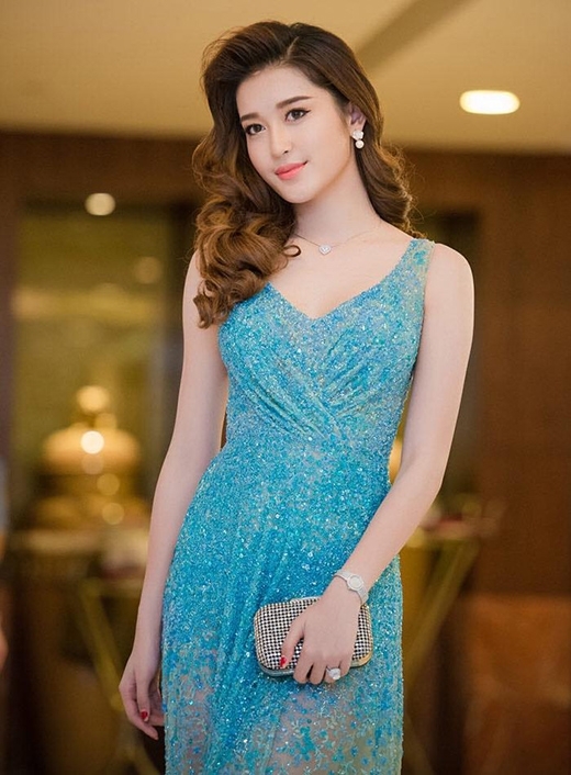 Á h&acirc;̣u Huy&ecirc;̀n My hút mắt và n&ocirc;̉i b&acirc;̣t với đ&acirc;̀m xuy&ecirc;n th&acirc;́u pha ren