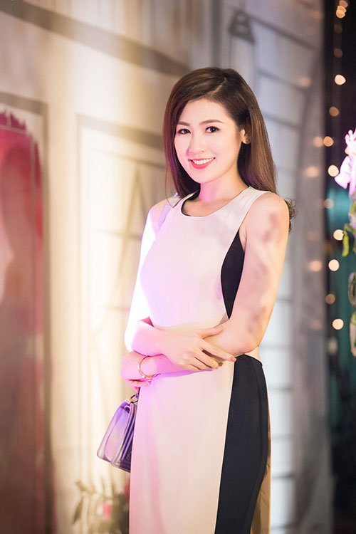 Tú Anh còn khéo léo kết hợp với giày cùng tông màu Tú Anh còn khéo léo kết hợp với giày cùng tông màu