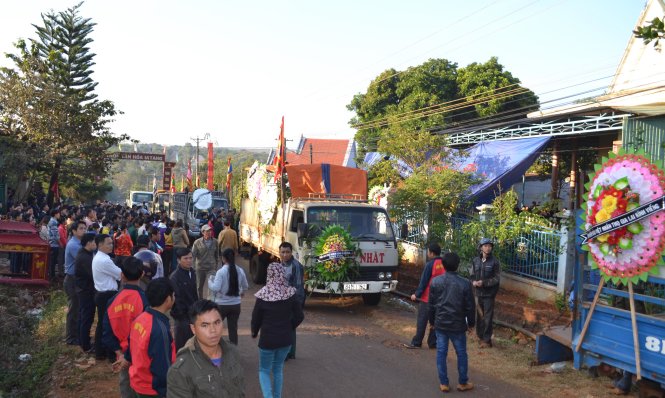 Người d&acirc;n tiễn đưa hai nạn nh&acirc;n x&acirc;́u s&ocirc;́ trong vụ gi&ecirc;́t người ch&acirc;́n đ&ocirc;̣ng huy&ecirc;̣n Đức Cơ 