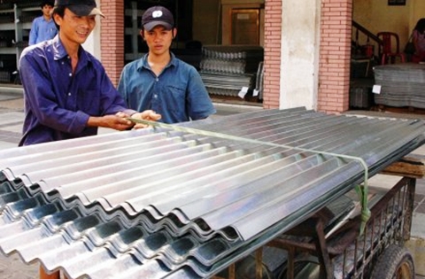 Nhiều người dân dù biết amiăng rất độc hại nhưng vẫn dùng nước mưa từ các tấm lợp để nấu ăn và sinh hoạt