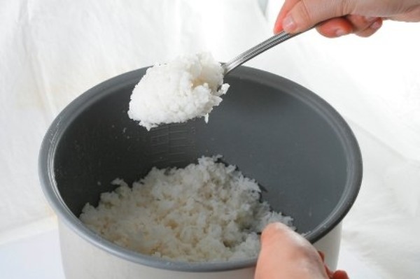 Ăn cơm nguội c&oacute; thể l&agrave; nguy&ecirc;n nh&acirc;n mang đến nhiều loại bệnh tật