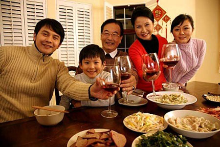 Ch&uacute;c tụng, ăn uống ng&agrave;y Tết mọi người n&ecirc;n hạn chế uống rượu bia, nước c&oacute; ga v&igrave; ch&uacute;ng kh&ocirc;ng tốt cho 13Win19 ưu đãi hấp dẫn