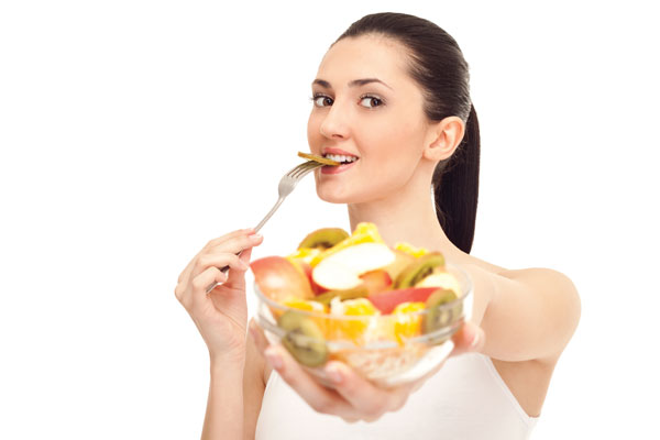 Ăn nhiều tr&aacute;i c&acirc;y l&agrave; một c&aacute;ch gi&uacute;p mọi người ăn uống ng&agrave;y Tết m&agrave; kh&ocirc;ng lo b&eacute;o