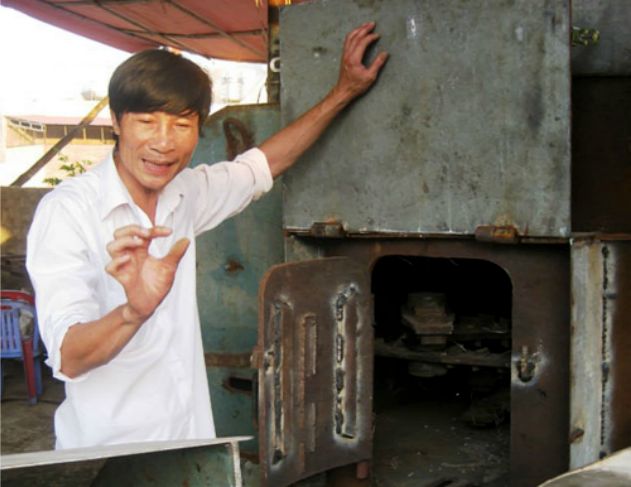 Anh Ng&ocirc; Th&aacute;i Nguy&ecirc;n b&ecirc;n cạnh chiếc m&aacute;y xử l&yacute; r&aacute;c thải của m&igrave;nh