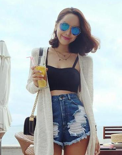 C&aacute;c n&agrave;ng c&oacute; thể mix với quần short, &aacute;o kho&aacute;c kimono trẻ trung, s&agrave;nh điệu