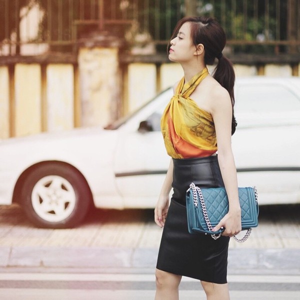 Áo cổ yếm có thể diện đi chơi, đi làm hay dự tiệc đều phù hợp Áo cổ yếm có thể diện đi chơi, đi làm hay dự tiệc đều phù hợp