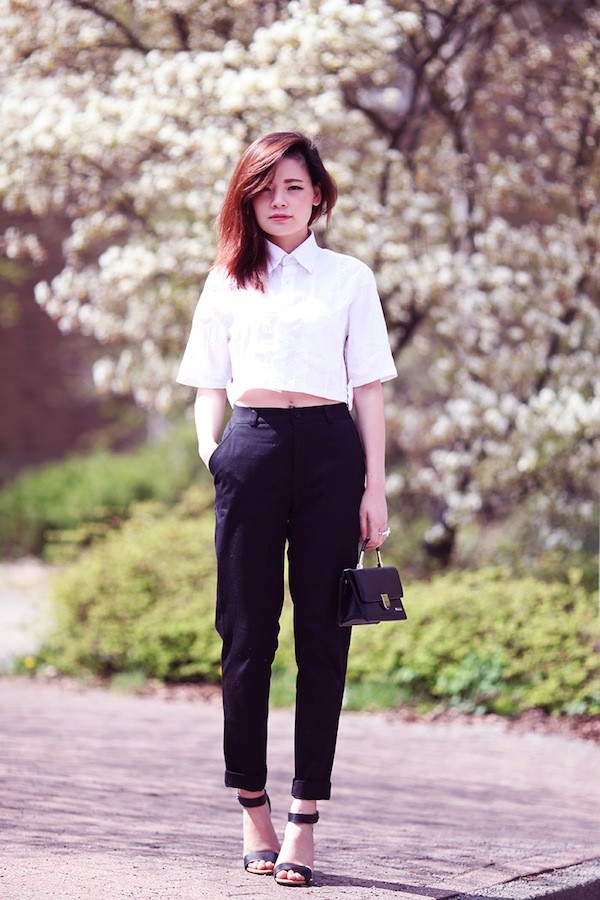 Một chiếc sơ mi crop top rất th&iacute;ch hợp với quần ống su&ocirc;ng cạp cao