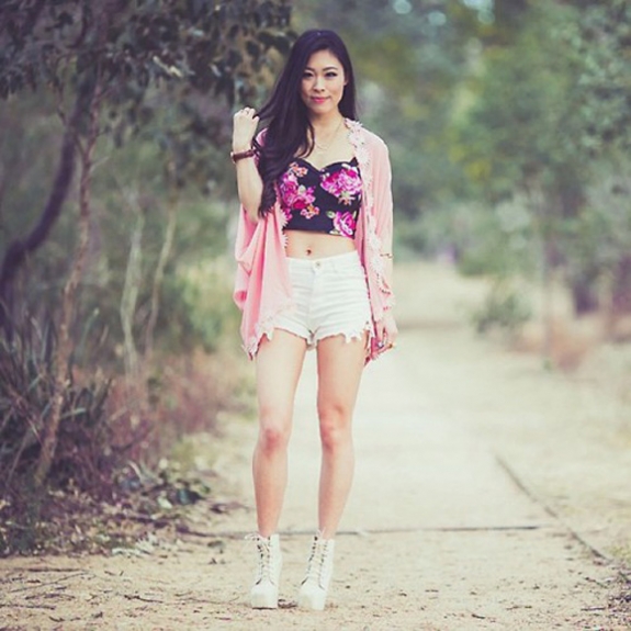 &Aacute;o crop top kết hợp với &aacute;o kho&aacute;c ngo&agrave;i mỏng vừa thời trang vừa tr&aacute;nh nắng hiệu quả