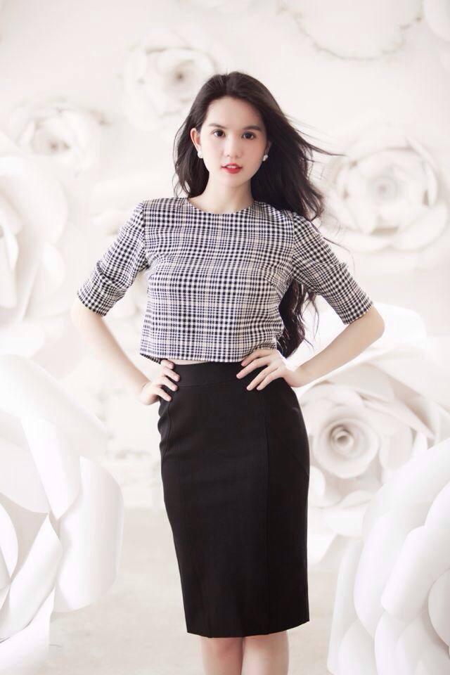 C&aacute;c c&ocirc; n&agrave;ng c&ocirc;ng sở c&oacute; thể mix &aacute;o crop top với ch&acirc;n v&aacute;y b&uacute;t ch&igrave;