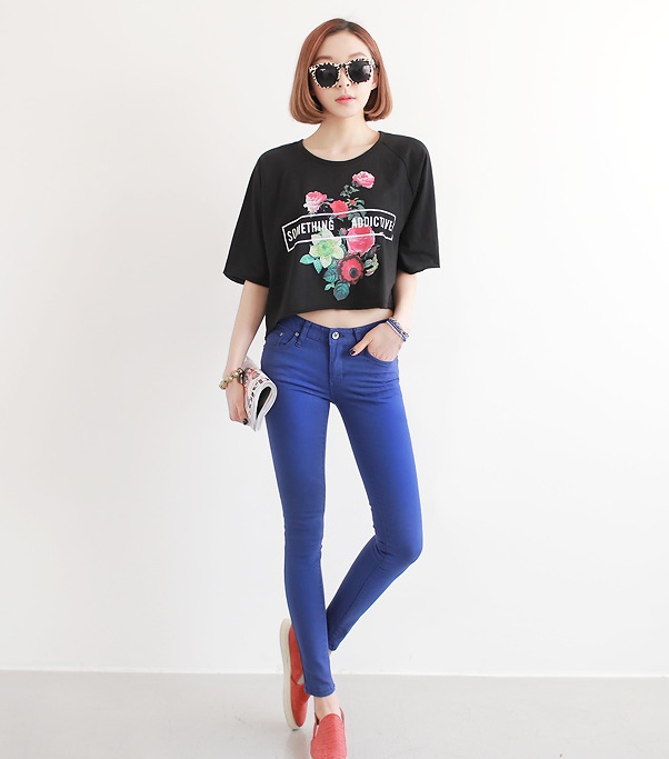 &Aacute;o crop top phối c&ugrave;ng quần jeans &ocirc;m khoe trọn đ&ocirc;i ch&acirc;n thon d&agrave;i