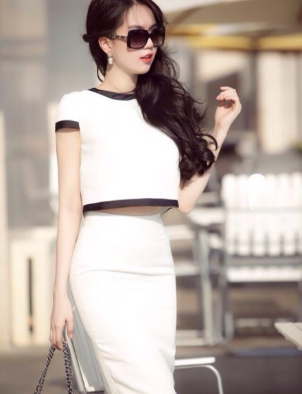Bộ đồ đơn giản nhưng v&ocirc; c&ugrave;ng cuốn h&uacute;t của Ngọc Trinh với crop top d&aacute;ng T-shirt