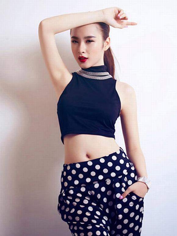 Angela Phương Trinh quyến rũ với &aacute;o crop top kh&ocirc;ng tay cao cổ