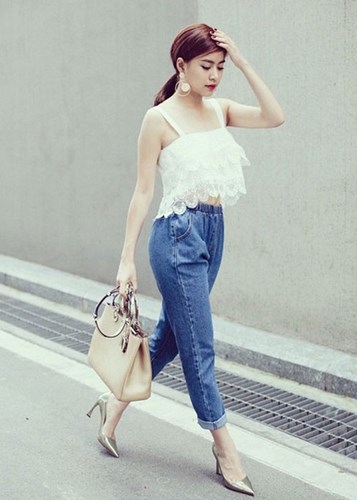 Ho&agrave;ng Th&ugrave;y Linh kh&eacute;o l&eacute;o mix &aacute;o crop top ren hai d&acirc;y với quần baggy jeans