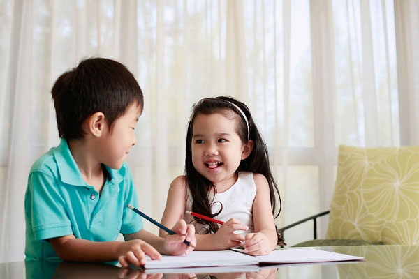 B&eacute; trai, b&eacute; g&aacute;i sử dụng &aacute;o mưa, ủng đi mưa k&eacute;m chất lượng thời gian d&agrave;i g&acirc;y hậu quả nghi&ecirc;m trọng về sinh l&yacute; c&aacute;c b&eacute;