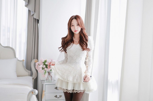 Chân váy là một trang phục không thể thiếu của những cô nàng yêu kiều, nhất là những kiểu chân váy bồng xoè đầy nữ tính. Ngoài ra, các nàng cũng có thể diện những mẫu váy liền thân body cực tôn dáng. Tùy theo sở thích mà có thể chọn cho mình những mẫu váy liền thân body vải dạ hay ren đều rất đẹp.