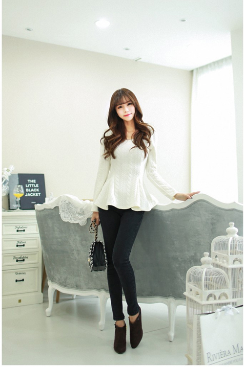 Với những ngày Tết không quá lạnh, các nàng có thể chọn thêm cho mình những chiếc áo peplum xinh xắn thời trang tết hoặc váy xòe, đầm ôm xòe liền thân họa tiết hoa to bản nổi bật.