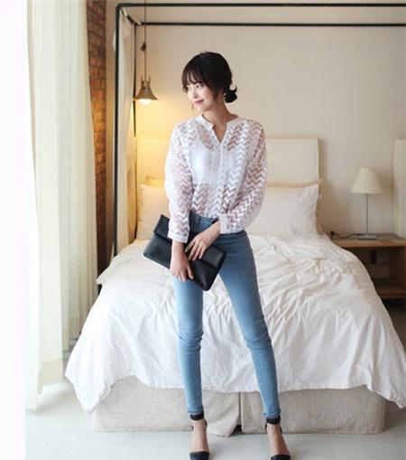 Mix &aacute;o sơ mi xuy&ecirc;n thấu v&agrave; quần trơn m&agrave;u như jeans trẻ trung v&agrave; s&agrave;nh điệu