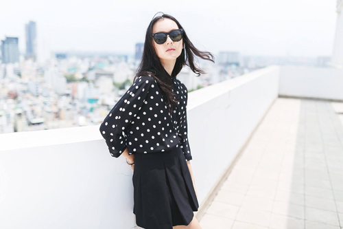 &Aacute;o sơ mi chấm bi điệu đ&agrave; v&agrave; nổi bật hơn khi đi l&agrave;m