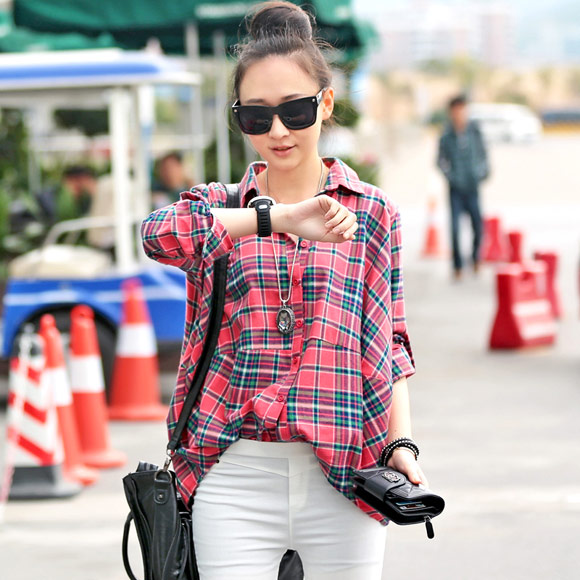 C&aacute;c n&agrave;ng c&oacute; thể mix th&ecirc;m phụ kiện khi mặc với &aacute;o sơ mi d&aacute;ng d&agrave;i để th&ecirc;m s&agrave;nh điệu