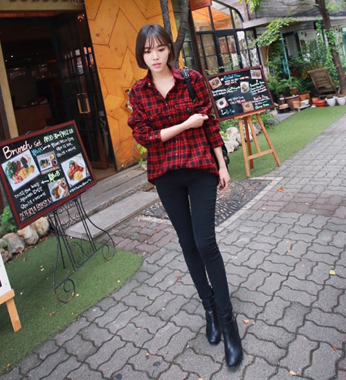 Quần jeans hay legging cũng l&agrave; một gợi &yacute; phối c&ugrave;ng sơ mi d&aacute;ng d&agrave;i