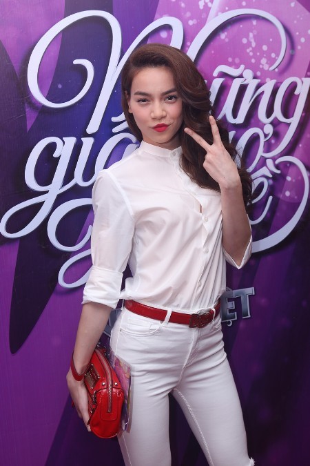 Áo sơ mi phối cùng quần jeans theo phong cách white-on-white thanh lịch và sang trọng Áo sơ mi phối cùng quần jeans theo phong cách white-on-white thanh lịch và sang trọng
