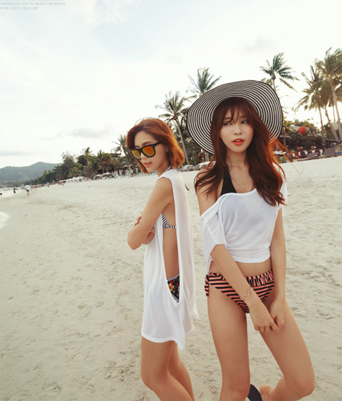 Áo tank top mặc ngoài bikini vừa kín đáo vừa thời trang