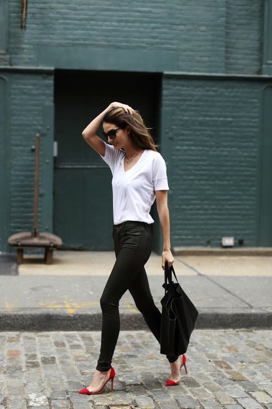 Để tr&ocirc;ng thật quyến rũ bạn g&aacute;i h&atilde;y kết hợp kiểu &aacute;o n&agrave;y với quần jeans v&agrave; gi&agrave;y g&oacute;t cao