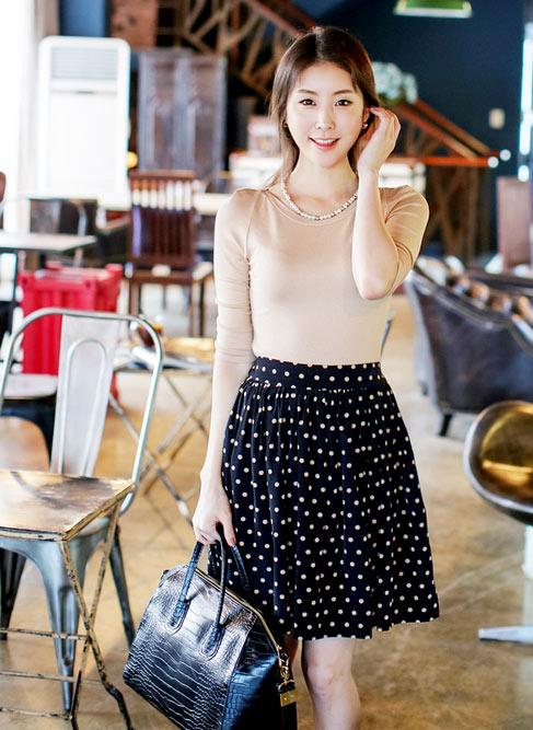 Với những ng&agrave;y trời kh&ocirc;ng qu&aacute; n&oacute;ng, c&aacute;c n&agrave;ng c&oacute; thể thoải m&aacute;i diện &aacute;o tay lỡ điệu đ&agrave;