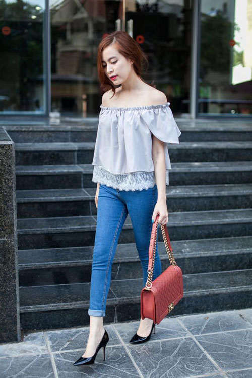 Ho&agrave;ng Th&ugrave;y Linh kh&eacute;o l&eacute;o kết hợp &aacute;o trễ vai d&aacute;ng thụng với quần jeans gợi cảm, s&agrave;nh điệu