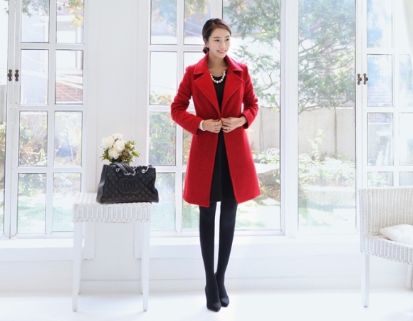 Kết hợp &aacute;o dạ, ch&acirc;n v&aacute;y v&agrave; tất d&agrave;i l&agrave; sự lựa chọn ho&agrave;n hảo cho m&ugrave;a đ&ocirc;ng