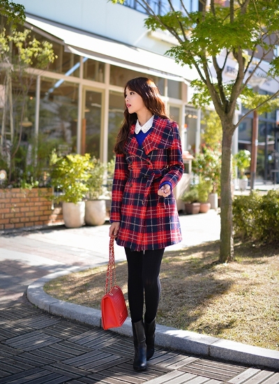Mix &aacute;o dạ x&ograve;e d&aacute;ng d&agrave;i với legging l&agrave; một lựa chọn tuyệt vời