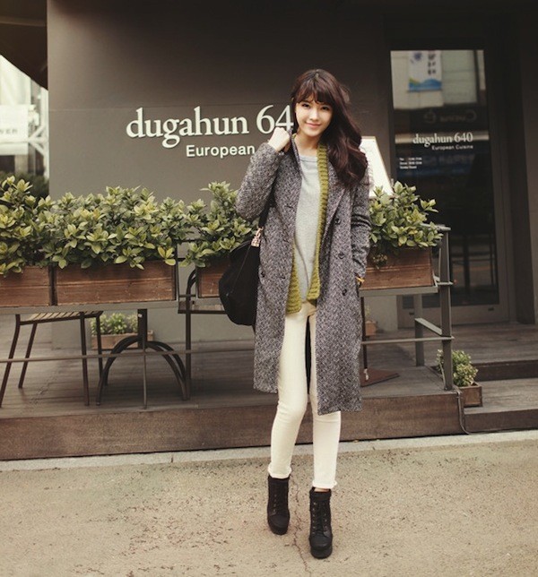 &Aacute;o kho&aacute;c dạ v&agrave; legging s&aacute;ng m&agrave;u cũng l&agrave; một sự lựa chọn th&ocirc;ng minh