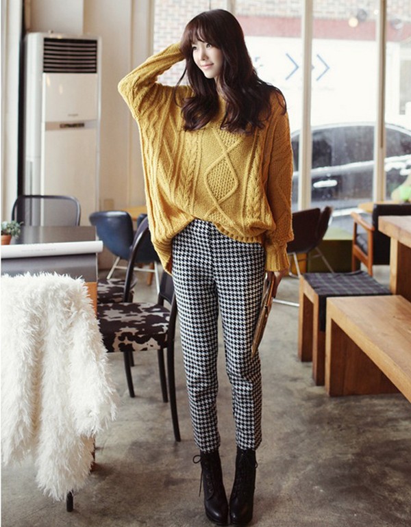 Mix &aacute;o len cổ tr&ograve;n d&aacute;ng rộng với skinny kẻ thật c&aacute; t&iacute;nh v&agrave; năng động