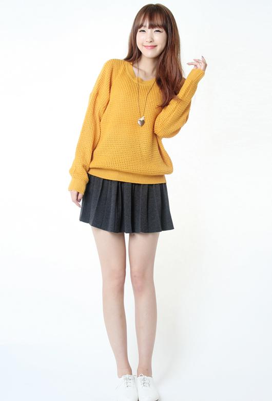 Điệu đ&agrave; khi mix &aacute;o len cổ tr&ograve;n với ch&acirc;n v&aacute;y ngắn