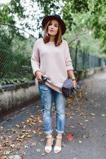 Mix &aacute;o len oversize với quần jean boyfriend c&aacute; t&iacute;nh. Ảnh minh họa