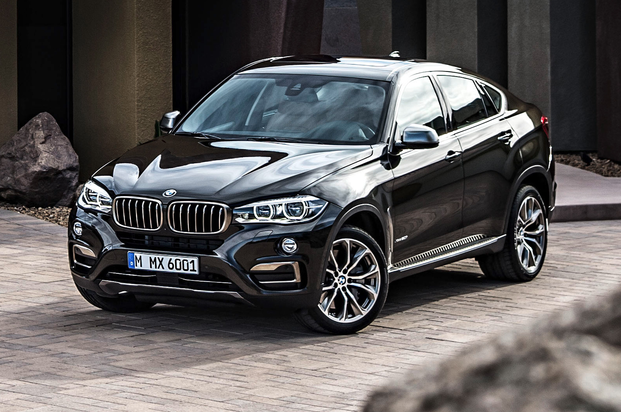 So s&aacute;nh với Audi Q7, BMW X6 g&acirc;y ấn tượng từ phần đầu trước