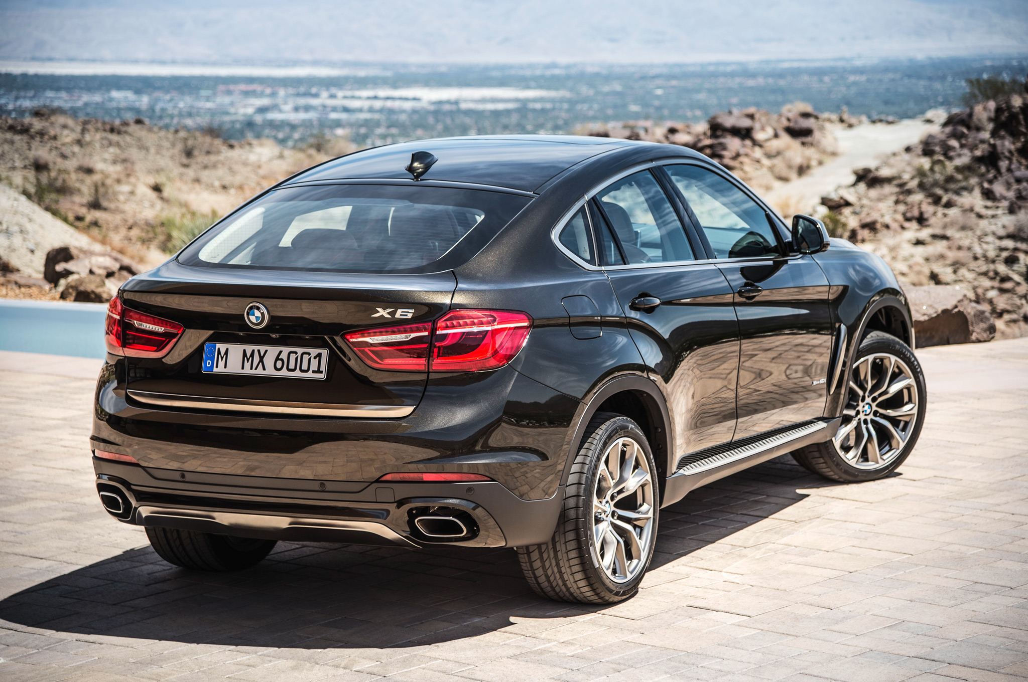 Phi&ecirc;n bản mới của BMW X6 l&agrave; sDrive35i với hệ dẫn động cầu sau