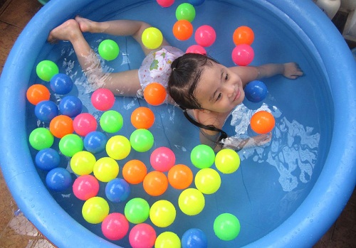 bể bơi mini cho trẻ nhỏ