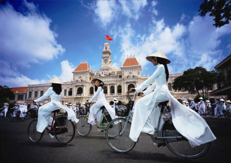 'Xinh tươi Việt Nam' là bài hát được chọn biểu diễn như một món quà 8/3 cho bạn gái trong những buổi lễ chào mừng
