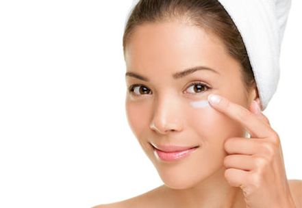 N&ecirc;n chọn kem dưỡng ẩm an to&agrave;n tuyệt đối cho v&ugrave;ng da mắt, gi&uacute;p chị em sở hữu đ&ocirc;i mắt khỏe đẹp
