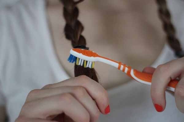 tạo kiểu t&oacute;c độc đ&aacute;o từ b&agrave;n chải đ&aacute;nh răng