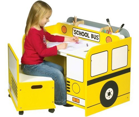 Khi chọn bàn học cho trẻ, bố mẹ nên tham khảo sở thích của con. Ảnh minh họa