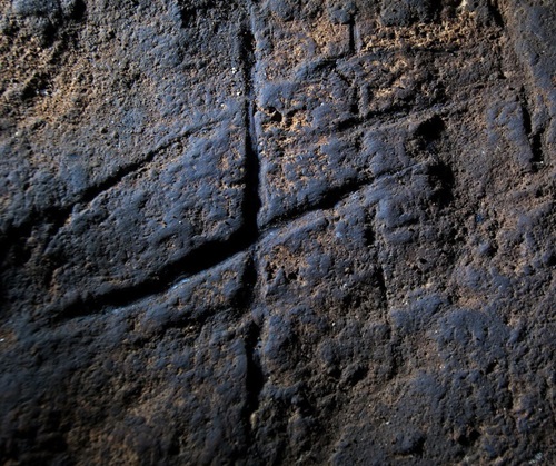 h&igrave;nh khắc tr&ecirc;n đ&aacute; của người Neanderthal được t&igrave;m thấy trong hang Gorham