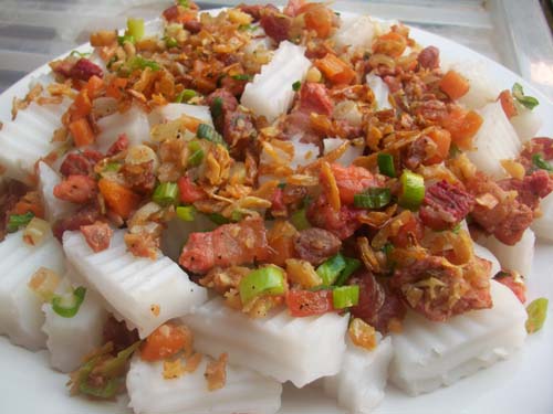 B&aacute;t b&aacute;nh đ&uacute;c n&oacute;ng hổi, mềm mịn ăn với nước chấm hơi mằn mặn, đậm đ&agrave; v&agrave; nh&acirc;n thịt mộc nhĩ gi&ograve;n, h&agrave;nh kh&ocirc; thơm l&agrave;m ấm l&ograve;ng người Việt trong dịp tết trung thu xưa. 