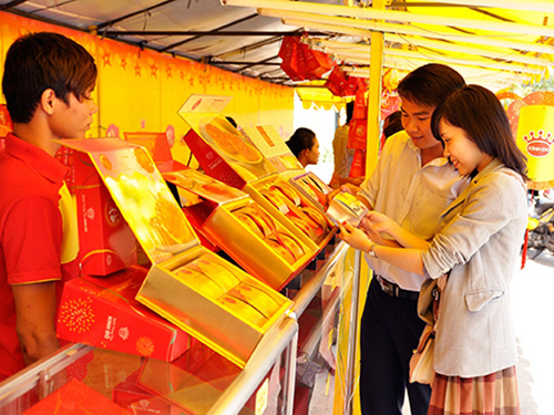 B&aacute;nh trung thu đ&atilde; được b&agrave;y l&ecirc;n kệ tại nhiều cửa h&agrave;ng b&aacute;nh kẹo