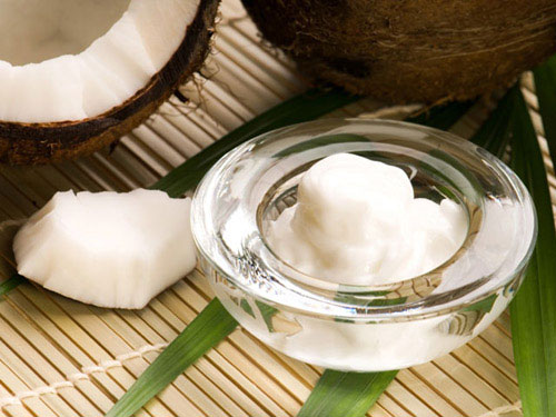 Bảo quản dầu dừa trong tủ lạnh sẽ khiến n&oacute; trở th&agrave;nh dạng đ&ocirc;ng cứng. Ảnh minh họa