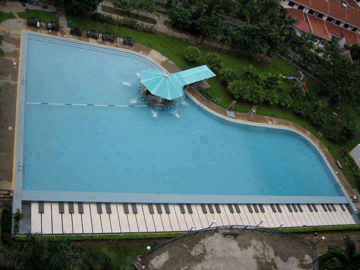Bể bơi được xây theo phong cách đàn piano