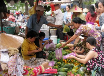 Một b&iacute; quyết mua sắm Tết tiết kiệm nhiều chi ph&iacute; l&agrave; mua tại c&aacute;c chợ đầu mối hoặc chợ qu&ecirc;