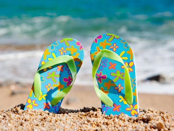 6 phụ kiện đi biển kh&ocirc;ng thể thiếu cho c&ocirc; n&agrave;ng m&ugrave;a h&egrave;