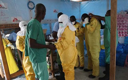 Các bác sĩ ở Liberia điều trị cho các nạn nhân nhiễm Ebola Các bác sĩ ở Liberia điều trị cho các nạn nhân nhiễm Ebola